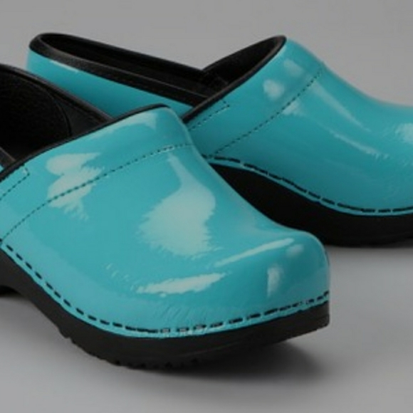 sanita narrow clogs